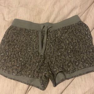 Medium shorts green with print